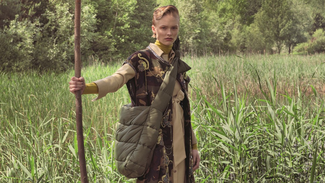 Ismerd meg az erdőfürdőzés jótékony hatásait - Stylist: Pintér Judit Stylist asszisztens Tomasovszki Réka Smink: Magyar Eszter Haj: Pásztor Tamás Modell: Clara /therostermanagemanet.com Gyöngyözött mellény JE SUIS BELLE jesuisbelle.hu Műbőr ruha NANUSHKA Garbó és bőrcsizma H&M Steppelt táska AERON