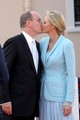 II. Albert monacói herceg és Charlène monacói hercegné 2011-ben a polgári esküvőjükön, amint édesen megcsókolják egymást.