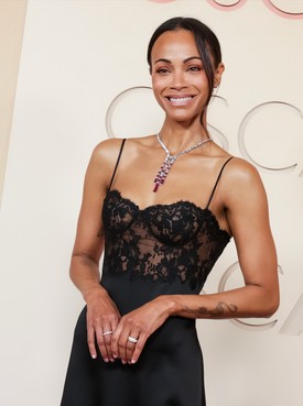 A ruha felsőrésze pont olyan volt, mint egy csipkés, bralette-típusú melltartó, ami az egész tervezést nagyon nőiessé tette. Merevítős kosarak, szív alakú kivágás és vékony spagettipántok formálták az elejét. 