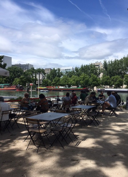 Fedezd fel Párizst biciklin – a Szajna-parton kerekezve, a Marais macskaköves utcáin át, egészen a Montmartre-ig és a Diadalívig. A város legszebb pontjai egyetlen túrával bejárhatók – és közben még az Eiffel-toronyban is gyönyörködhetsz Fotó: Mihálkovics Edina