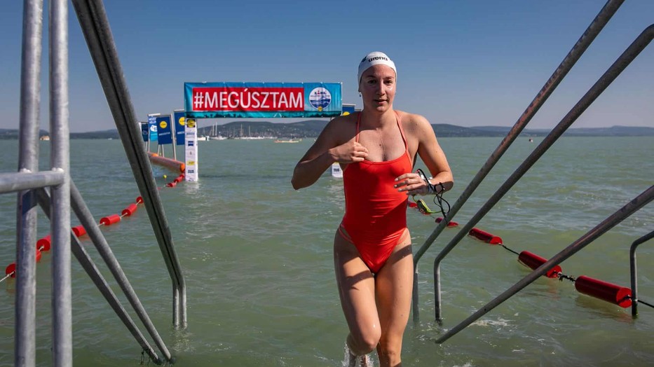 A Balaton-átúszás hivatalosan nem engedélyezett, de egyszer egy évben a szervezett körülmények között lehetőség van rá