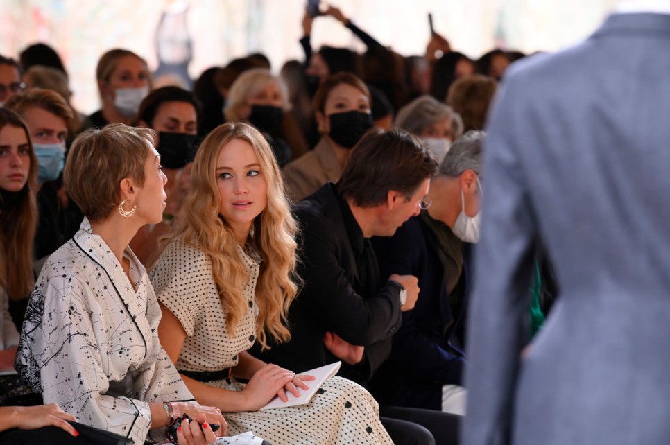 Jennifer Lawrence természetesen a Dior haute couture show első sorában foglalt helyet
