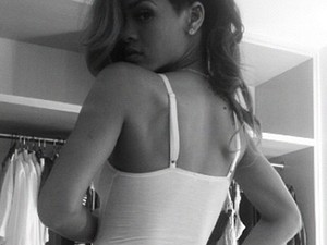 Rihanna hófehér bodyban szexiskedik