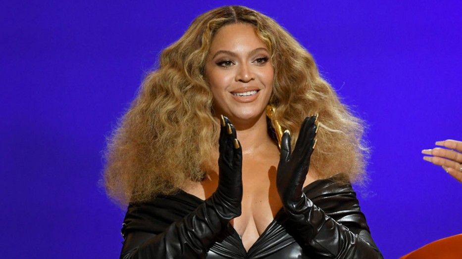 Látnod kell Beyoncé második eszméletlen szerelését a Grammy gáláról