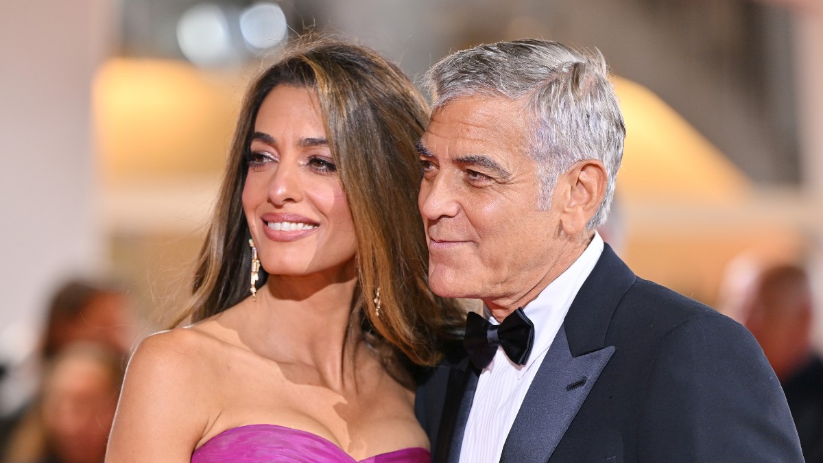 Amal Clooney csillogó miniruhában keltett óriási feltűnést, különleges darabba bújt George Clooney felesége