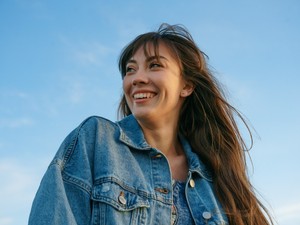 Hogyan viselj farmerdzsekit az idei szezonban? Három ötlet nőknek!