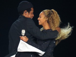 Beyonce és Jay-Z nagyon intim fotókat osztottak meg, meztelenül az ágyban