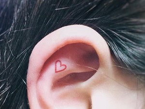 Új tetkótrend: Fülbevaló helyett fültetoválás