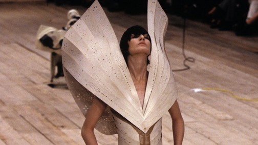 A modernkori divat legfelkavaróbb, legfelemelőbb momentuma: amikor a ruha életre kelt