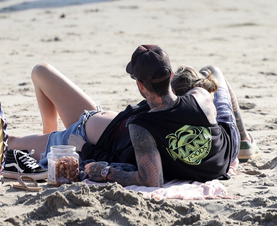 Adam Levine Behati Prinsloo