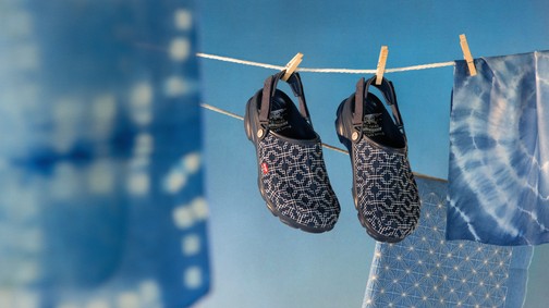 A Levi's és a Crocs kollaborációja annyira menő lett, hogy azonnal akarsz belőle legalább egyet