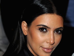 Ilyen Kim Kardashian arcbőre smink nélkül!
