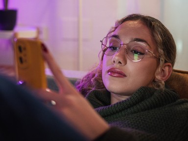 Íme a szakértő tanácsai, ha te is egyből a telefonodhoz nyúlsz, amikor unatkozol