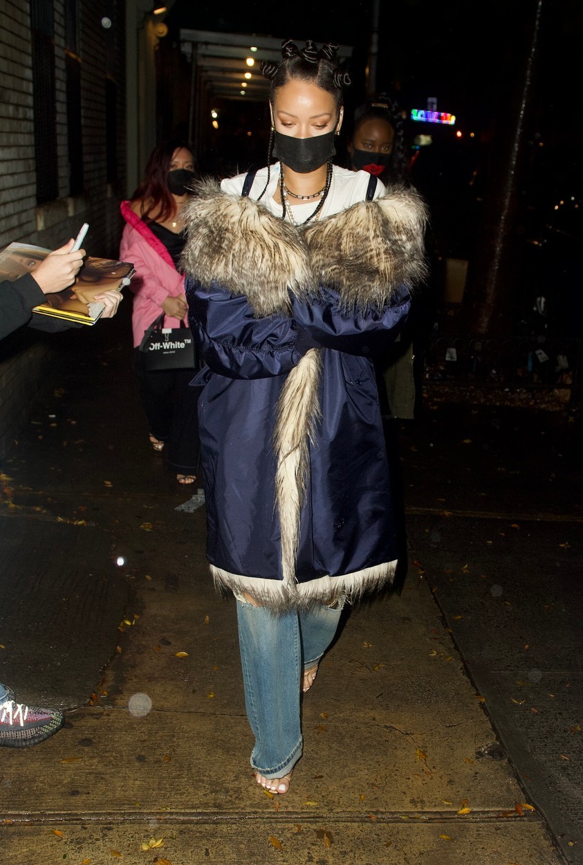 A szezon legmenőbb kabát trendjeit Rihanna mutatja be