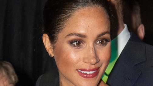 Meghan Markle 1,6 millió forintos flitteres ruhában, és Diana karkötőjében jótékonykodik