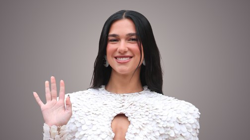 Dua Lipa kivágott ruhájából csak úgy árad a meztelenség: egyáltalán nem viselt alatta fehérneműt