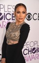 A 2017-es People's Choice Awards vörös szőnyegén Jennifer Lopez dívaként vonult fel ebben a testhez simuló, arany hímzéssel díszített ruhában. 