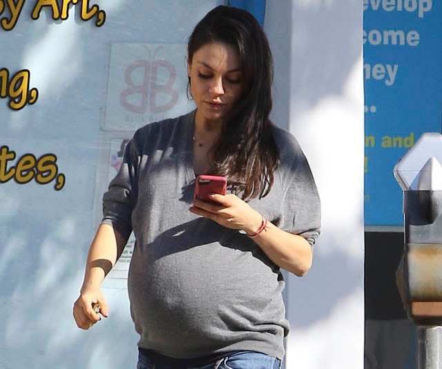 Mila Kunis óriási pocakkal egy nappal a szülés előtt