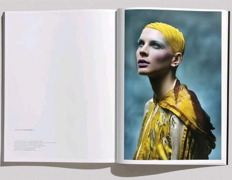 Ágota aranyos hajszínező permettel.