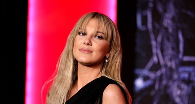 Millie Bobby Brown bikiniben táncol legújabb videójában, és ezzel meg is nyitja a nyarat