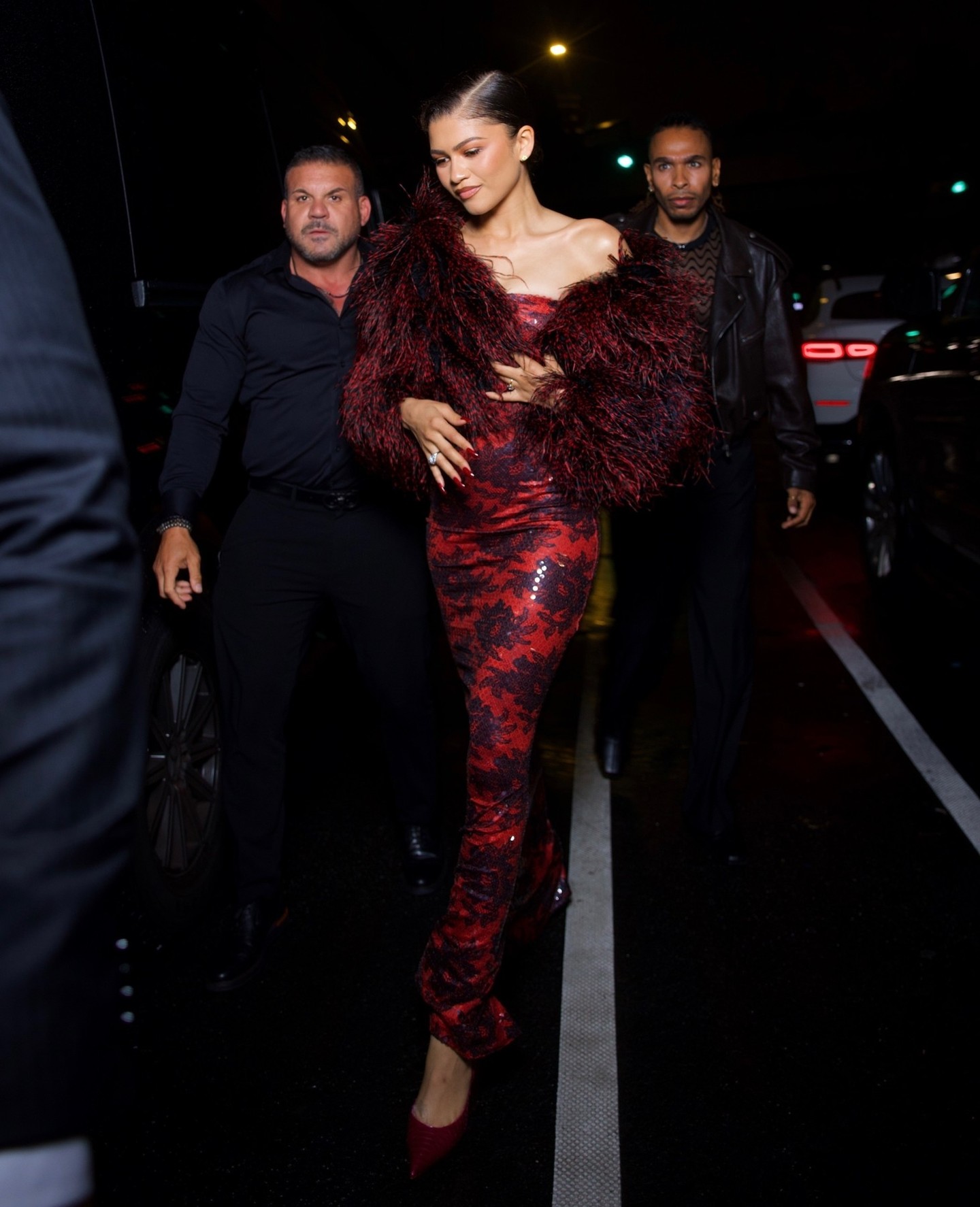 Zendaya egy piros, virágmintás Patrick Kelly által tervezett estélyiben és vörös szőrme stólában bizonyította be (ismét), hogy igazi stíluskirálynő. 