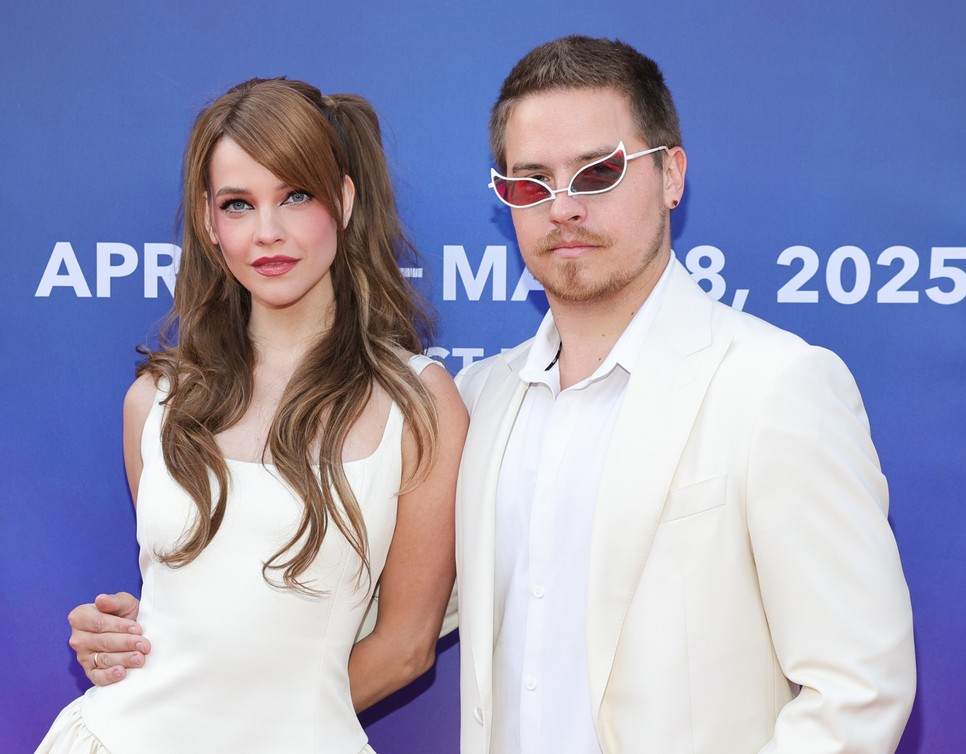 A Dylan Sprouse-Palvin Barbara párosnak minden jól áll, de legfőképp a humor