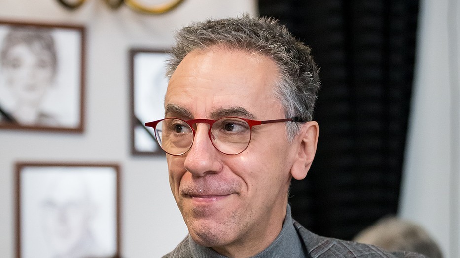 Csonka András a Rém Rendes vendég című darabban az idegesítő szomszédot alakítja