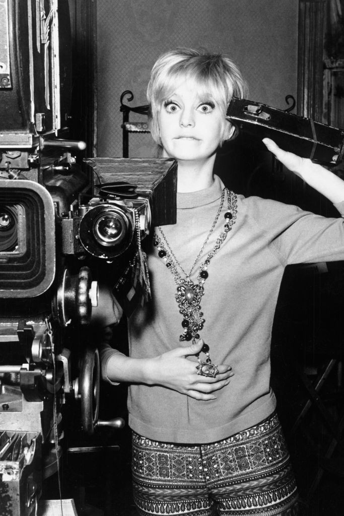 Humorérzékének és energikus, bájos személyiségének köszönhetően hamar belopta magát a közönség szívébe. 