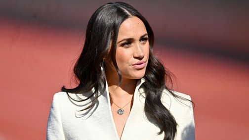 Mutatjuk a ruhát, amivel Meghan Markle magára haragította a palotát: Harry herceg felesége jóval merészebb darabban jelent meg a megengedettnél