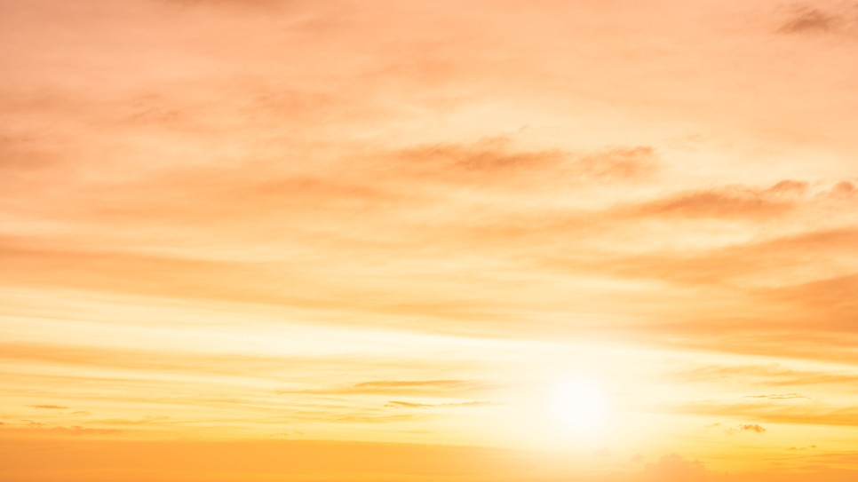 A naplementék hangulatát idézi a napfényes narancs körömszín