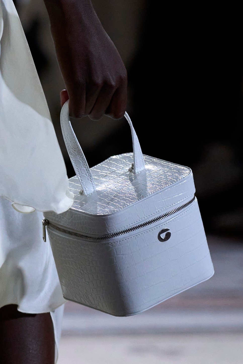A Coperni táskái nagyon különlegesek! Íme egy fehér doboztáska, ami egyszerre modern és idézi fel az ötvenes éveket