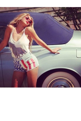 Beyoncé büszke amerikai, amint ez a nemzeti zászlós sortjából is látszik.