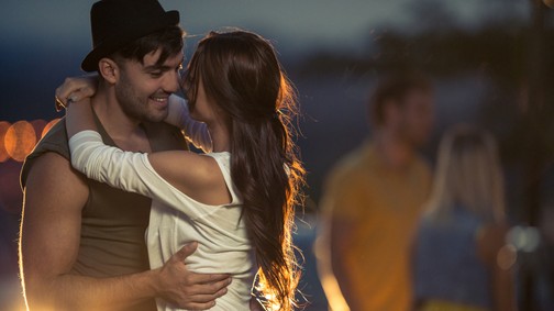 „Az ölében ültem azon a kihalt, nyilvános helyen, ő pedig hamar cirógatni kezdett” - A megcsalás nem mindig rossz döntés