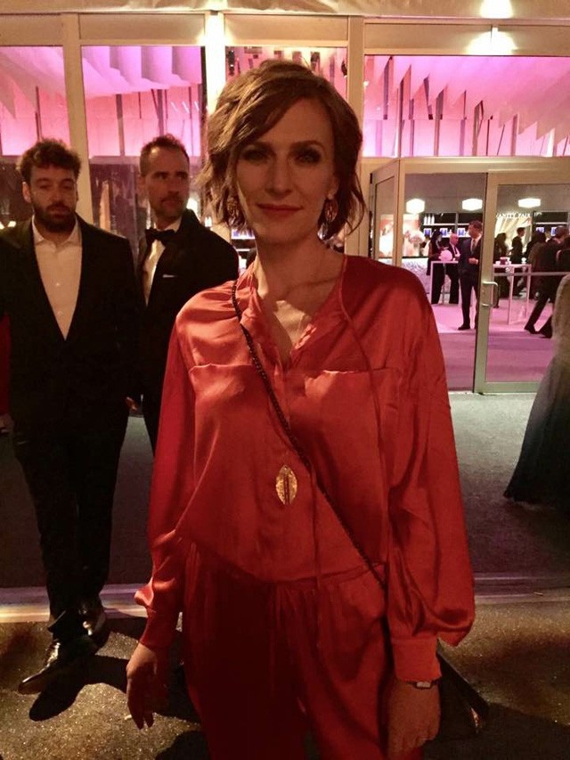 Szamosi Zsófia konsanszky ruhában az Oscar-partin