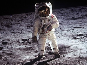 Cipőpornó: A Vans és a NASA közös cipője TÖKÉLETES