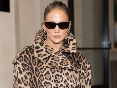 Ez tényleg ő? Szokatlan szettben pózol Jennifer Lopez, hirtelen alig ismertünk rá