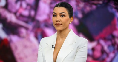 Dobj el mindent, Kourtney Kardashian topless mutatta meg kerekedő pocakját