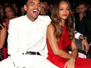 Chris Brown még mindig Rihanna körül ólálkodik, a rajongók pedig utálják érte