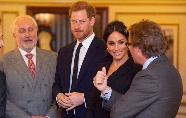 Harry herceg a jegygyűrűjével babrál