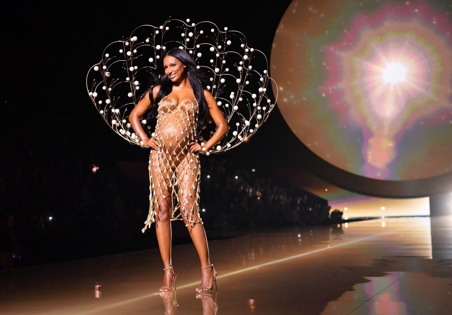 Jasmine Tokes várandósan, gömbölyödő pocakkal keltett óriási feltűnést egy szinte teljesen áttetsző meztelenruhában és testszínű fehérneműben.   