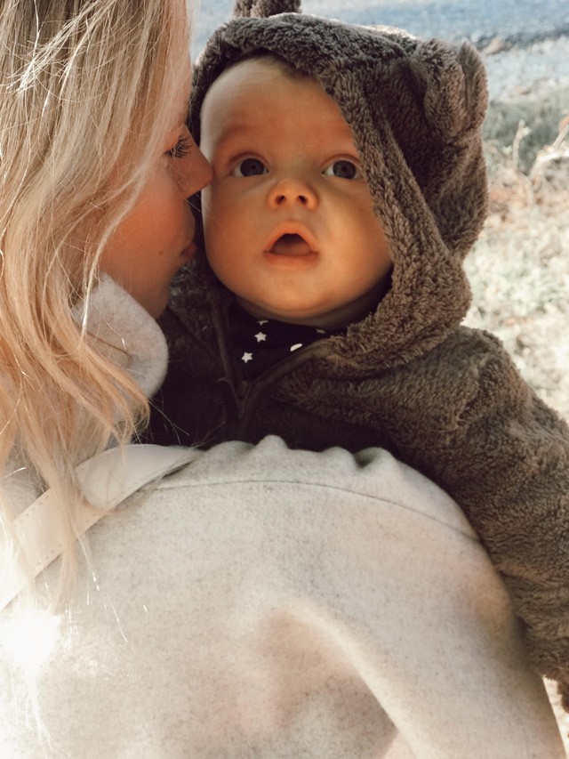 Marge kisbabája ma ellopta a show-t, de a gyönyörű ruháját így sem hagyjuk figyelmen kívül