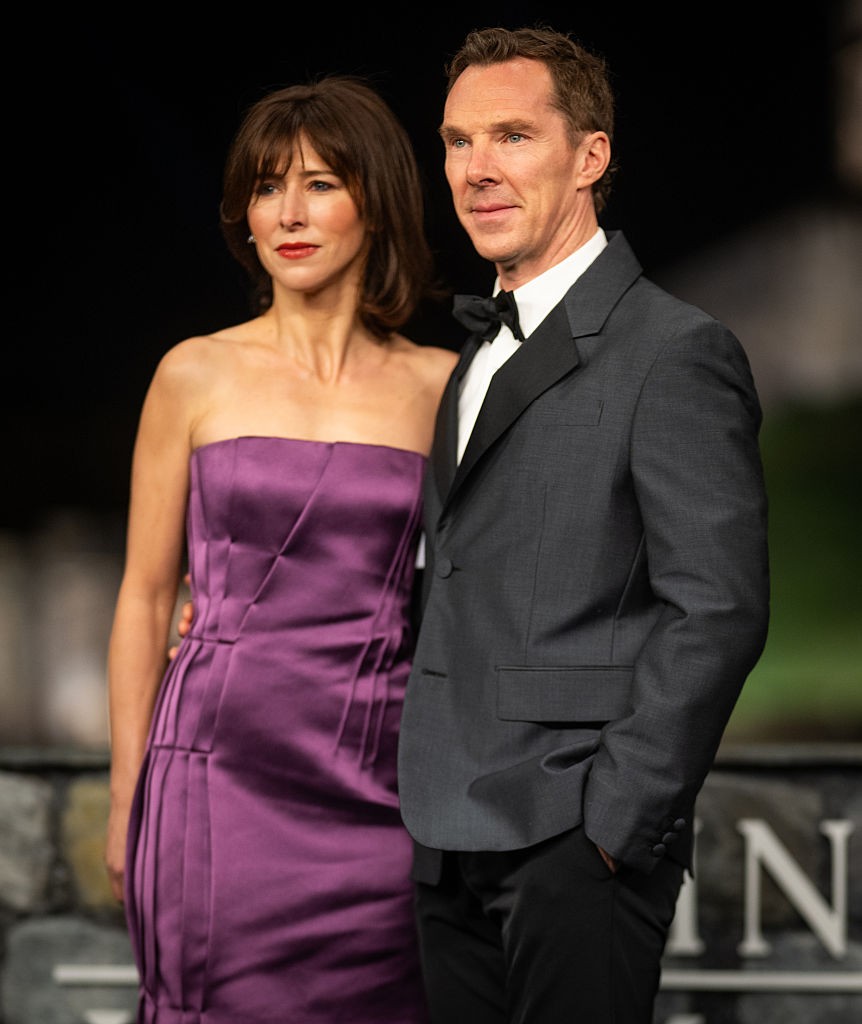 Sophie Hunter egy lenyűgöző, pánt nélküli lila estélyiben, míg Benedict Cumberbatch klasszikus szmokingban tündökölt a Finding Harmony: A King's Vision windsori premierjén 2026-ban