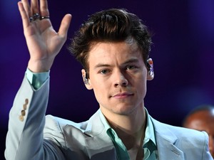 Az énekesnő Harry Styles fejét tetováltatta az ARCÁRA