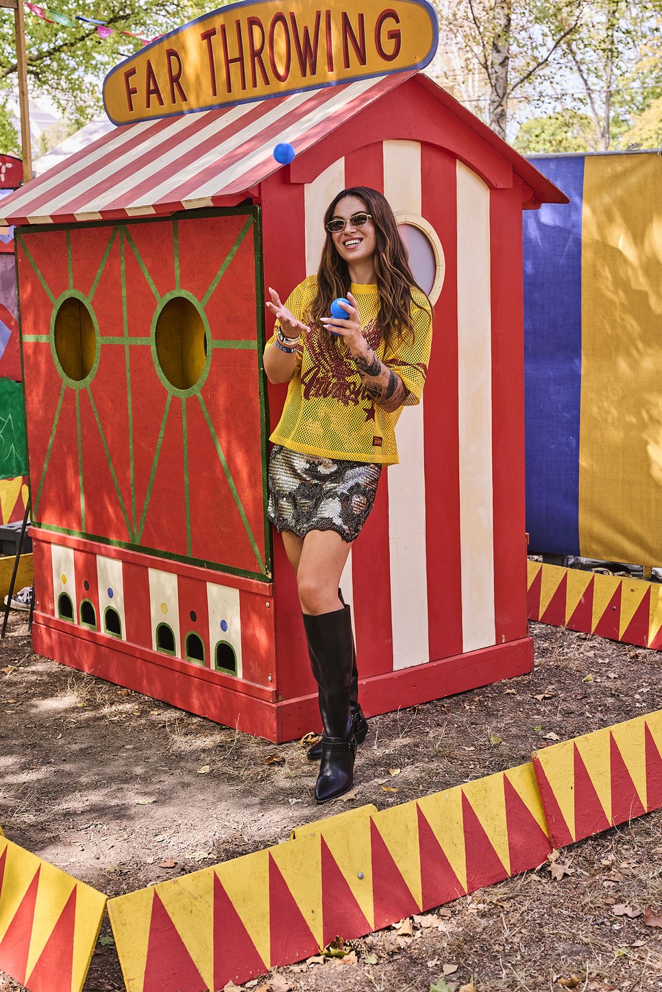 Sápi Vivien digitális címlap – Necc póló BERSHKA, Flitteres ruha MANGO, Napszemüveg PRADA-Optic World Exclusive, Csizma ANSWEAR.LAB