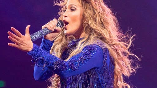 Miért hordanak mindig neccharisnyát az énekesnők fellépéskor?