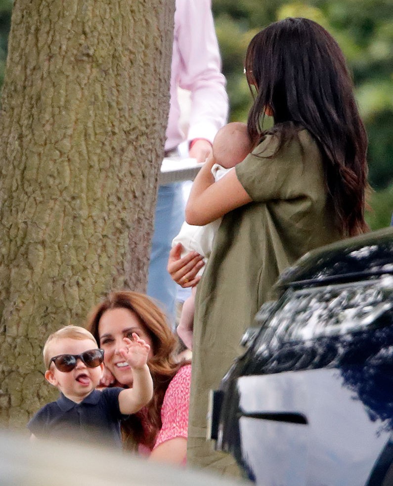 2019 nyarán tündéri pillanatot örökített meg egy lesifotós: a kis herceg édesanyja napszemüvegében totyogott nagynénje, Meghan Markle és unokatestvére, Archie herceg felé. 