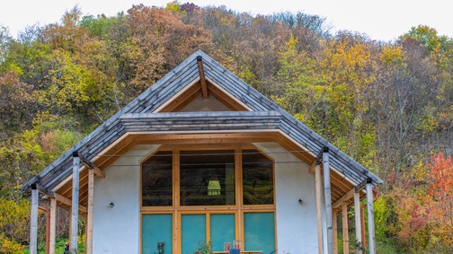 Pihend ki a mindennapok fáradalmait mesebeli környezetben: megnyitott a Boglya Ökoház!