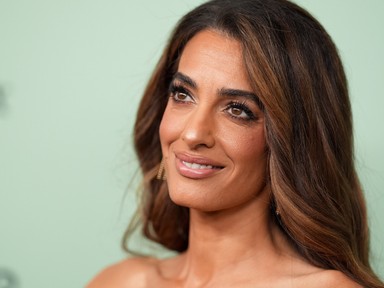 Új frizurát vállalt be Amal Clooney, káprázatos lett a végeredmény
