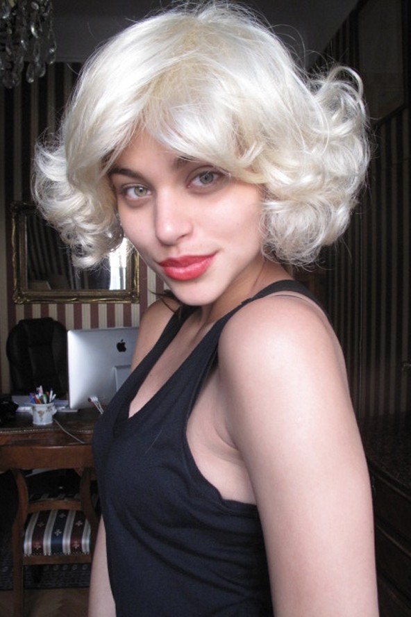 A Visage szépségének, Kecskés Enikőnek is nagyon jól áll szőkén.