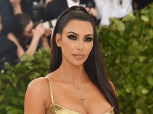 Kim Kardashian testét csak bankjegyek takarták, amikor utcára lépett